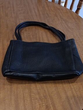 Classic Black Leather Shoulder Bag with Dual Straps